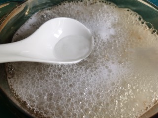 6、山药枸杞粥,水开后撇去浮沫。