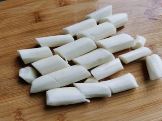 8、山药枸杞粥,将去皮的山药切成块。