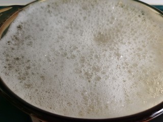 9、山药枸杞粥,撇去浮沫后，不要着急放山药，先中火煮五六分钟。