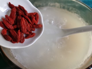 12、山药枸杞粥,当粥煮至粘稠时，加入枸杞，不时地用勺子搅动米粥，防止糊锅。