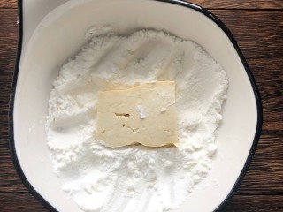 3、炒脆皮豆腐,豆腐裹上淀粉