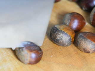 1、手把手教你做肥而不腻的“板栗红烧肉”，看着都流口水！,板栗切一小口