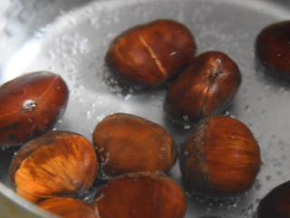 2、手把手教你做肥而不腻的“板栗红烧肉”，看着都流口水！,放入沸水煮10分钟