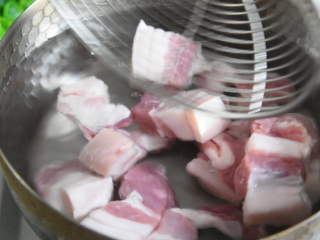 4、手把手教你做肥而不腻的“板栗红烧肉”，看着都流口水！,冷水下五花肉，变色后捞出备用