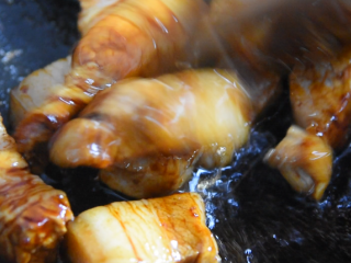 6、手把手教你做肥而不腻的“板栗红烧肉”，看着都流口水！,微微冒泡后，倒入五花肉，翻炒至肉块均匀上色