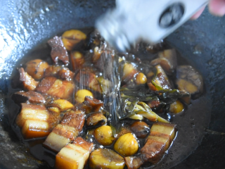 10、手把手教你做肥而不腻的“板栗红烧肉”，看着都流口水！,汤汁收浓后，撒入少许盐调味，炒匀即可