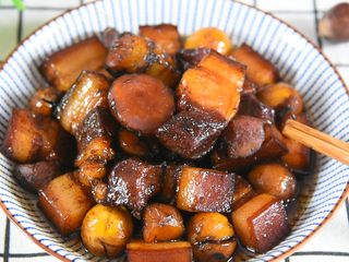 11、手把手教你做肥而不腻的“板栗红烧肉”，看着都流口水！,赶快来试下吧~！