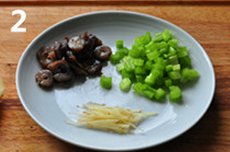 2、芹菜海参粥,煮粥时将水发海参切成薄片，芹菜切粒，生姜切丝