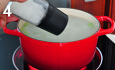 4、芹菜海参粥,加入少许盐和胡椒粉调味，加盐时少量多次，尝一尝再加，关火后，加入适量香油