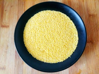 1、南瓜小米粥,小米放入盘里备用