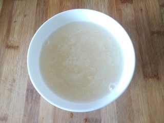 2、南瓜小米粥,小米清洗干净