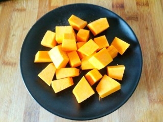 3、南瓜小米粥,南瓜切片备用