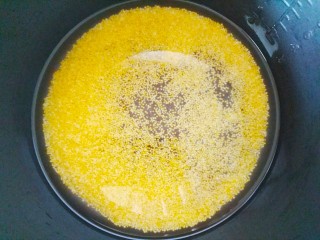 4、南瓜小米粥,小米放入锅里，加清水掏洗干净