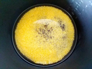 5、南瓜小米粥,放入适量的清水