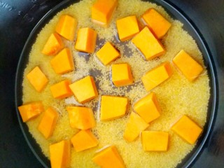 6、南瓜小米粥,在把南瓜块锅里