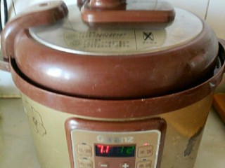 7、南瓜小米粥,盖上盖，插上电源，按煲粥件