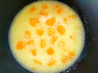 8、南瓜小米粥,做好的南瓜小米粥，加入白糖搅拌均匀即可