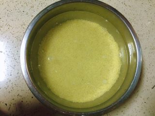 2、糯小米蒸排骨,小米冲洗干净，清洗后的小米用清水浸泡两小时