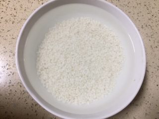 3、糯小米蒸排骨,糯米冲洗干净，用清水浸泡备用