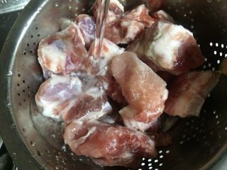 4、糯小米蒸排骨,排骨冲洗后沥干水分