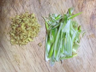 5、糯小米蒸排骨,老姜剁末大葱切丝