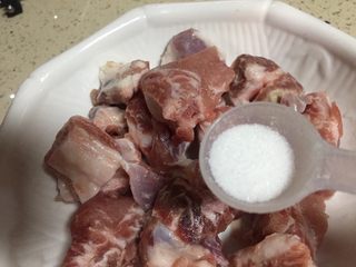 6、糯小米蒸排骨,排骨里加入适量盐