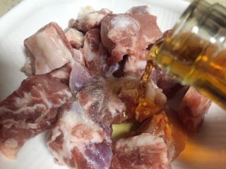 7、糯小米蒸排骨,排骨里倒入一勺料酒
