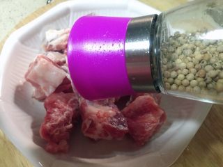 8、糯小米蒸排骨,现磨两颗量的白胡椒