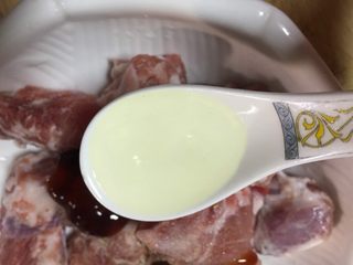 11、糯小米蒸排骨,加入一勺葵花籽油