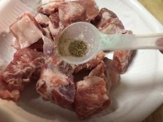 9、糯小米蒸排骨,加入少许五香粉