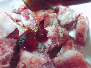 10、糯小米蒸排骨,加入一勺蚝油