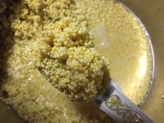 12、糯小米蒸排骨,浸泡后的小米发至1.5倍大，沥干水分备用