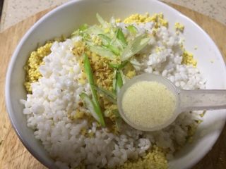 14、糯小米蒸排骨,加入适量的盐