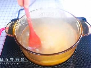 3、荆芥粥,米放入搅拌几圈。