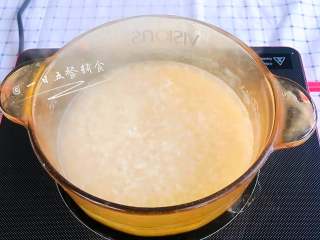 4、荆芥粥,熬粥30分钟至米软烂粘稠。