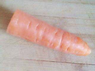 1、胡萝卜米粥,选择好一点的胡萝卜，削皮