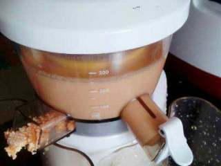 5、胡萝卜米粥,这是研磨的过程