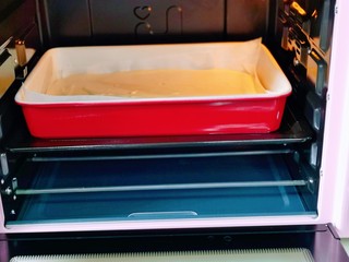 15、棉花蛋糕&不开裂不回缩方子,下面烤盘里面装入三分之一的冷水，再把蛋糕烤盘放在有水的盘里。(水浴法哈)