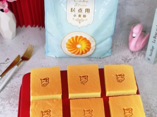 18、棉花蛋糕&不开裂不回缩方子,把边角切掉，再切方块，用烙印压出图案。(烙印烧热再压哈)海绵小方蛋糕就好啦。