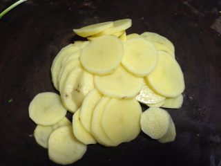 2、鱼香肉末土豆泥,土豆去皮切薄片