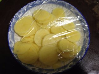 3、鱼香肉末土豆泥,放入盘子加盖保鲜膜入微波炉高火5分钟至熟