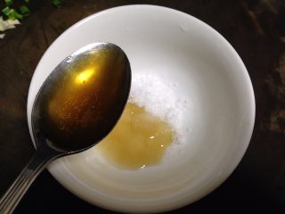 7、鱼香肉末土豆泥,碗底入白糖加入米醋