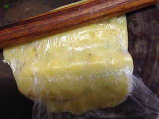 10、鱼香肉末土豆泥,成熟的土豆装入袋中用擀面杖擀成土豆泥