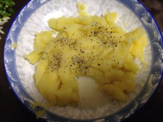 11、鱼香肉末土豆泥,取出加入黑胡椒碎和适量奶调和均匀