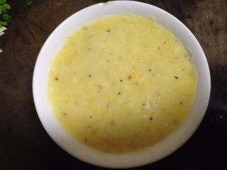 12、鱼香肉末土豆泥,小碗内壁涂食用油（好脱模）装入土豆泥压紧