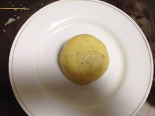 13、鱼香肉末土豆泥,然后倒扣在盘中备用