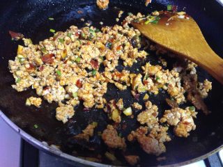 17、鱼香肉末土豆泥,然后烹料酒去腥和肉馅炒匀