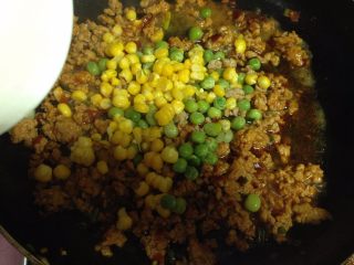 18、鱼香肉末土豆泥,加入豌豆粒和玉米粒和少量水炒约1分钟入味
