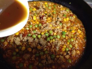 19、鱼香肉末土豆泥,倒入碗汁煮开