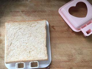 1、????早餐三明治,模具摆上一块全麦面包